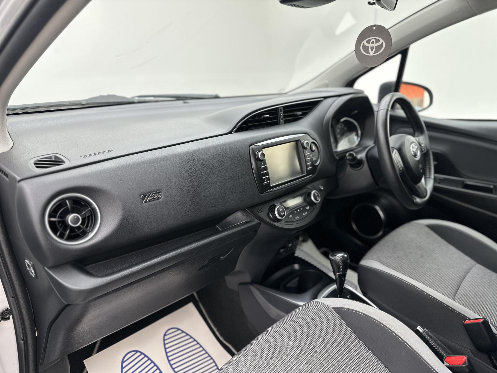 Toyota Yaris 1.5 VVT-h Y20 Bi-tone Hatchback 5dr Petrol Hybrid E-CVT Euro 6 (s/s) (100 ps)