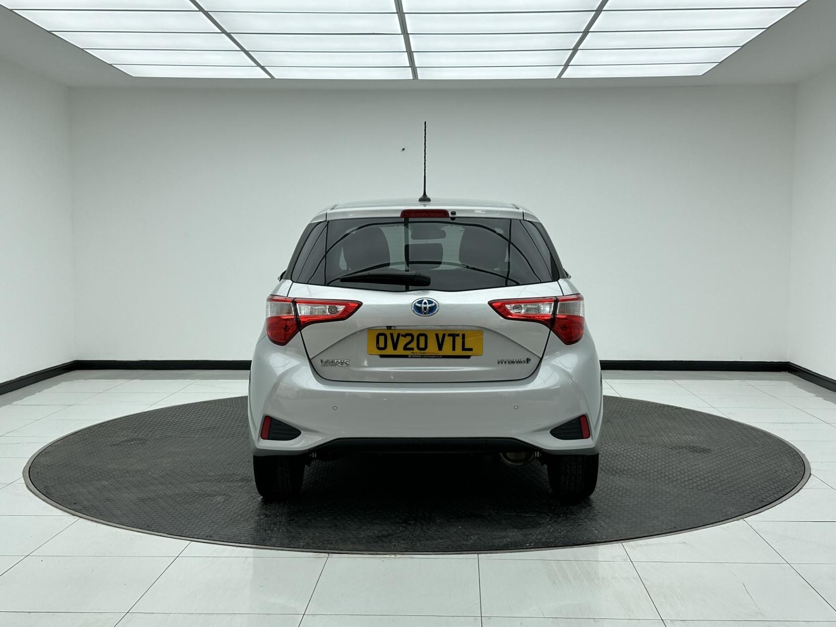 Toyota Yaris 1.5 VVT-h Y20 Bi-tone Hatchback 5dr Petrol Hybrid E-CVT Euro 6 (s/s) (100 ps)