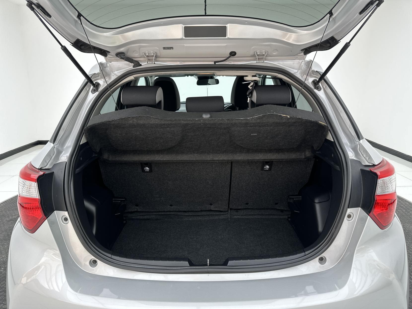 Toyota Yaris 1.5 VVT-h Y20 Bi-tone Hatchback 5dr Petrol Hybrid E-CVT Euro 6 (s/s) (100 ps)