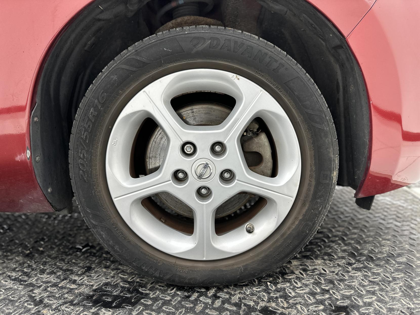 Nissan Leaf 24kWh Acenta Hatchback 5dr Electric Auto (107 bhp)