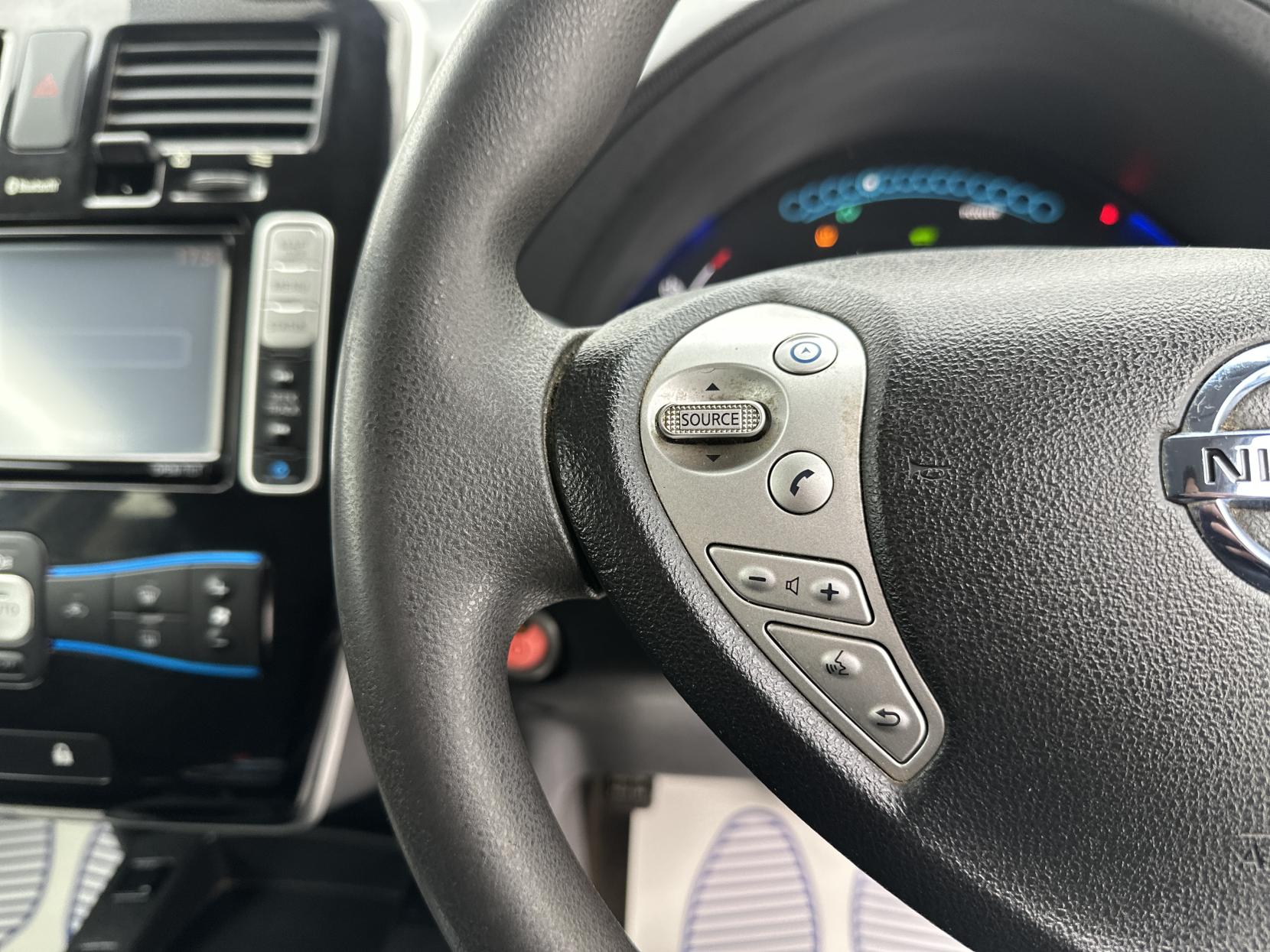 Nissan Leaf 24kWh Acenta Hatchback 5dr Electric Auto (107 bhp)