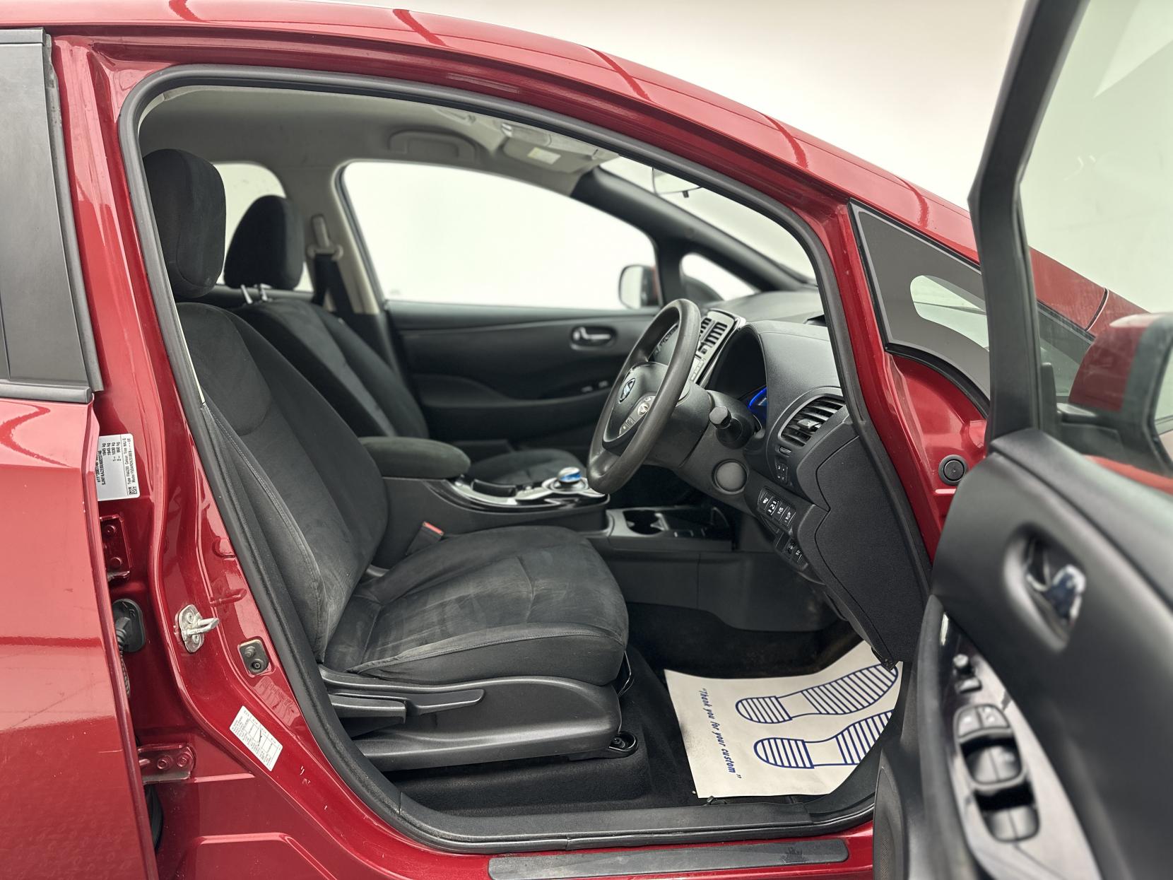 Nissan Leaf 24kWh Acenta Hatchback 5dr Electric Auto (107 bhp)