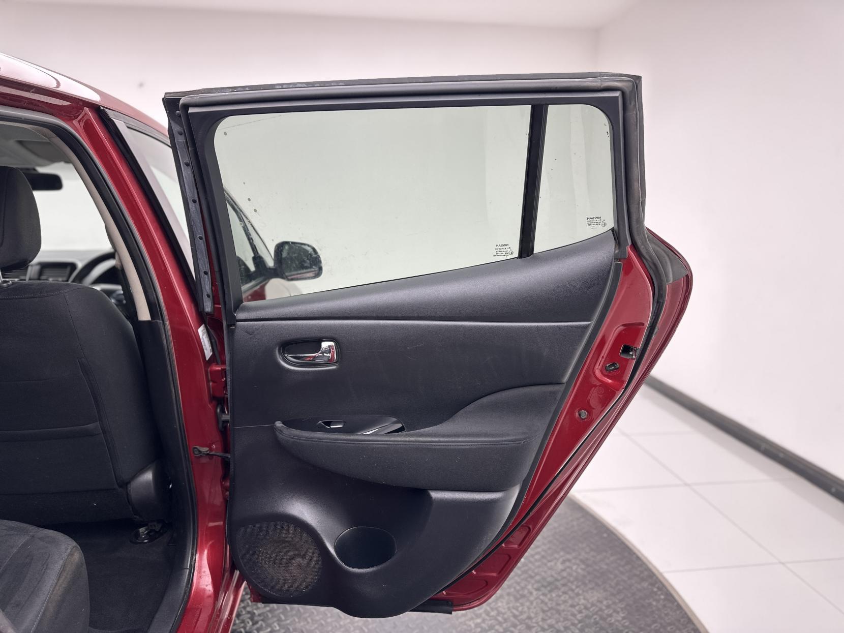 Nissan Leaf 24kWh Acenta Hatchback 5dr Electric Auto (107 bhp)