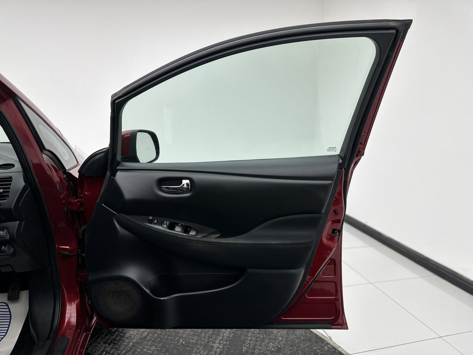 Nissan Leaf 24kWh Acenta Hatchback 5dr Electric Auto (107 bhp)