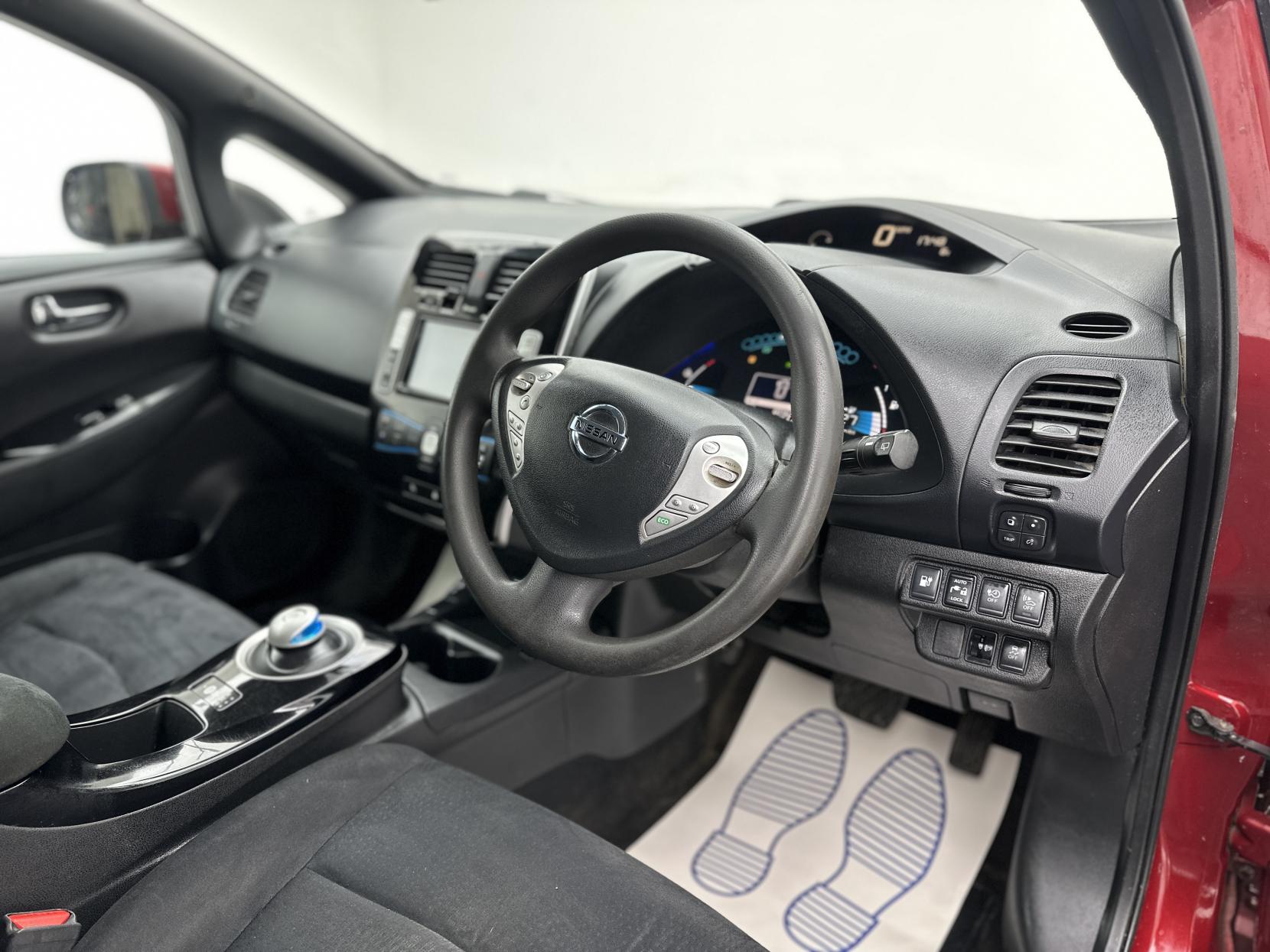 Nissan Leaf 24kWh Acenta Hatchback 5dr Electric Auto (107 bhp)