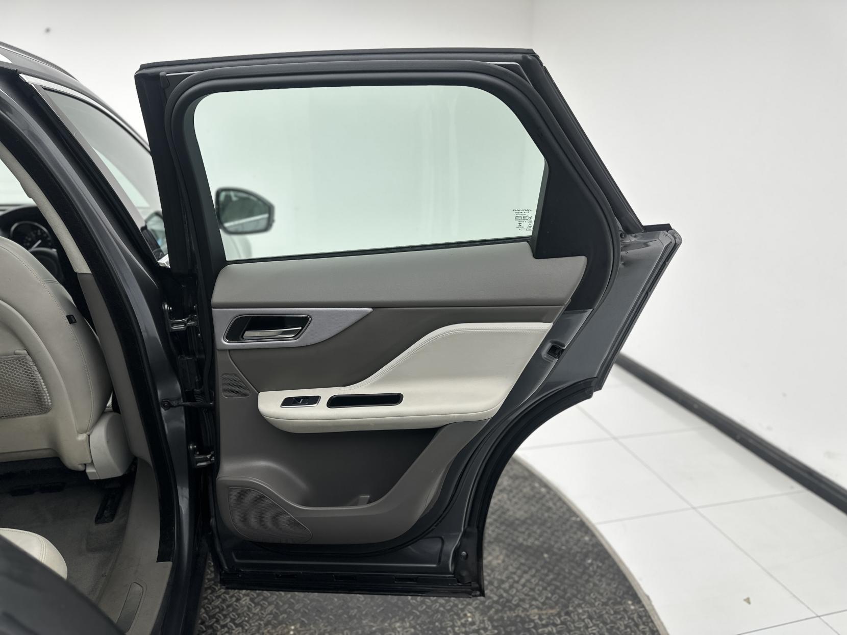 Jaguar F-PACE 2.0 D180 Portfolio SUV 5dr Diesel Auto AWD Euro 6 (s/s) (180 ps)