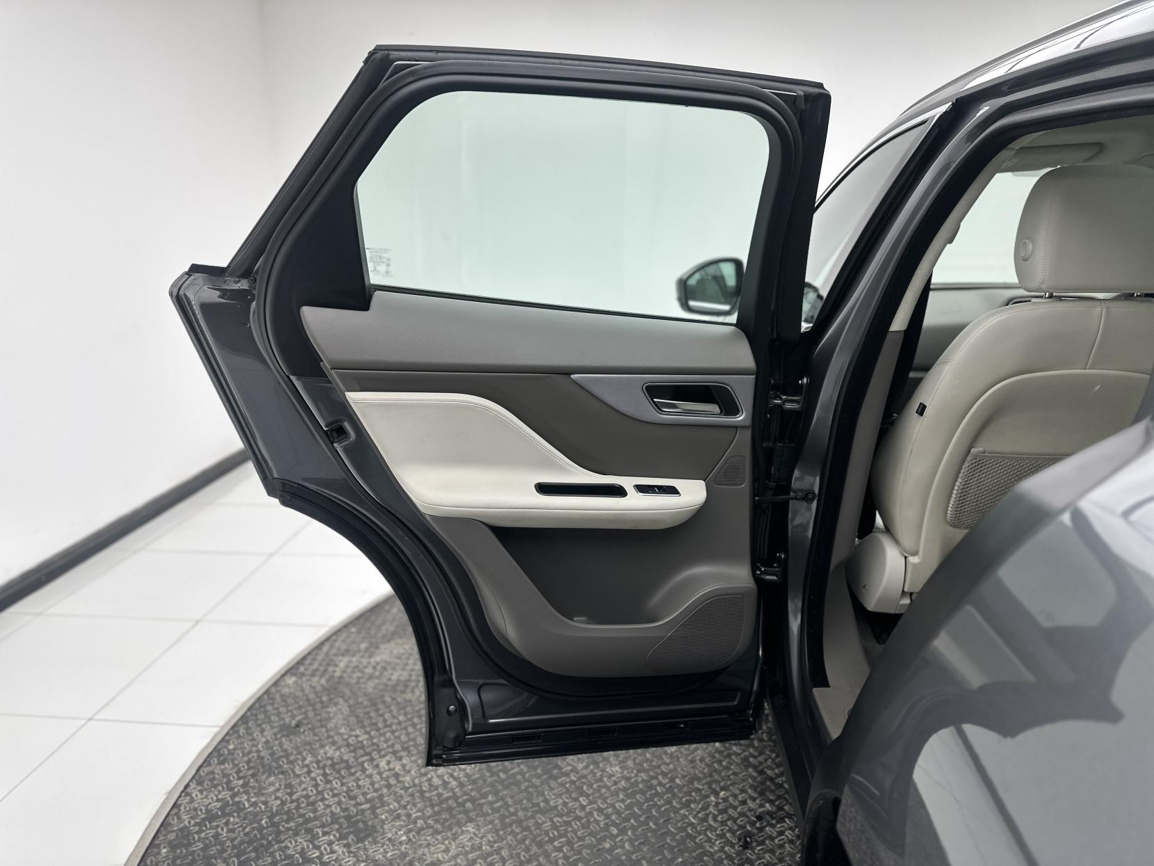 Jaguar F-PACE 2.0 D180 Portfolio SUV 5dr Diesel Auto AWD Euro 6 (s/s) (180 ps)