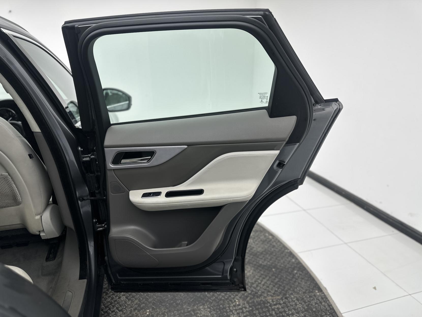 Jaguar F-PACE 2.0 D180 Portfolio SUV 5dr Diesel Auto AWD Euro 6 (s/s) (180 ps)