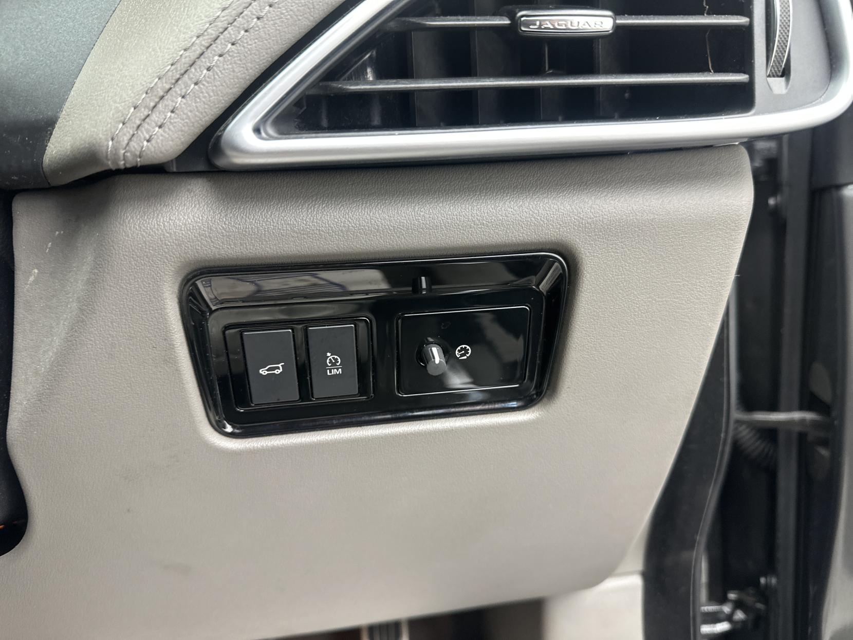 Jaguar F-PACE 2.0 D180 Portfolio SUV 5dr Diesel Auto AWD Euro 6 (s/s) (180 ps)