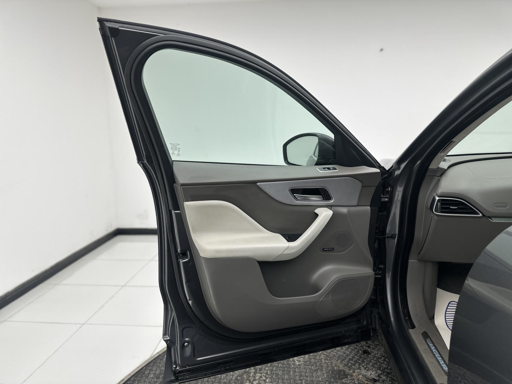 Jaguar F-PACE 2.0 D180 Portfolio SUV 5dr Diesel Auto AWD Euro 6 (s/s) (180 ps)