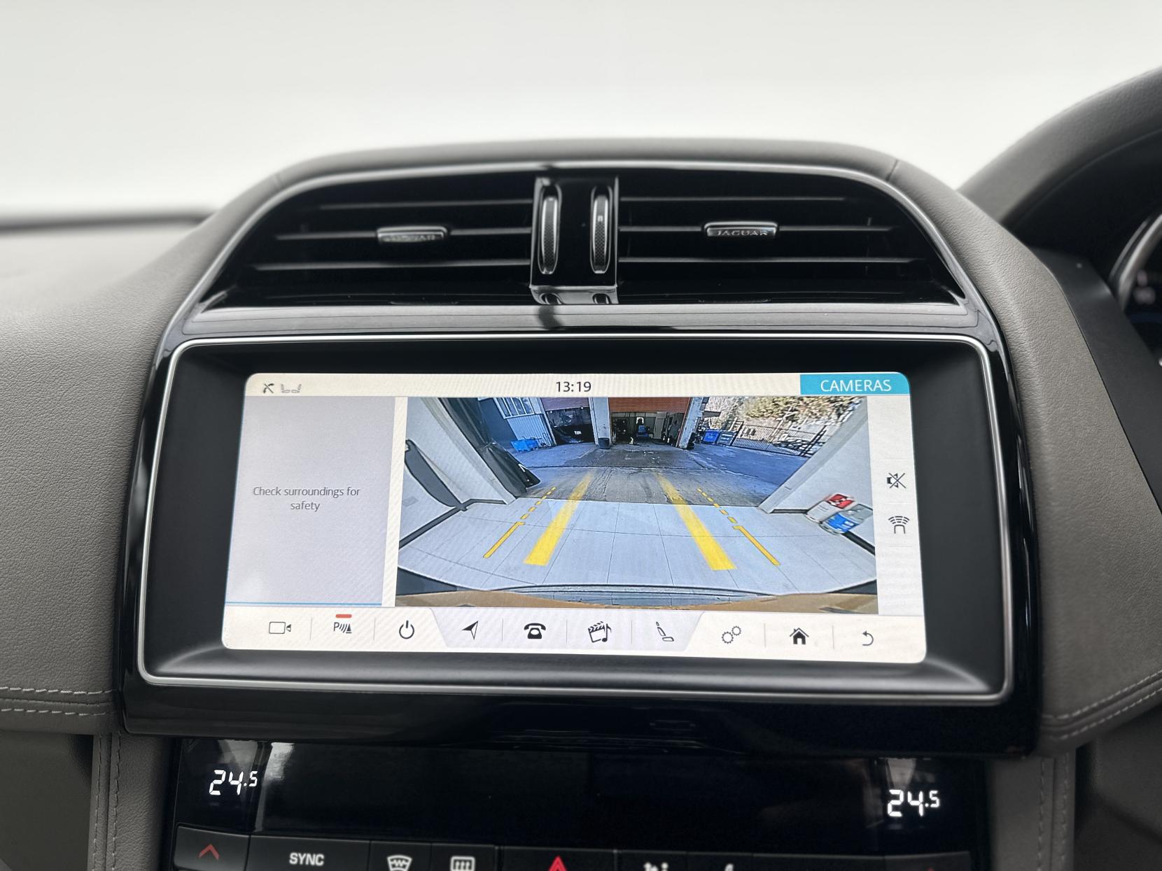 Jaguar F-PACE 2.0 D180 Portfolio SUV 5dr Diesel Auto AWD Euro 6 (s/s) (180 ps)