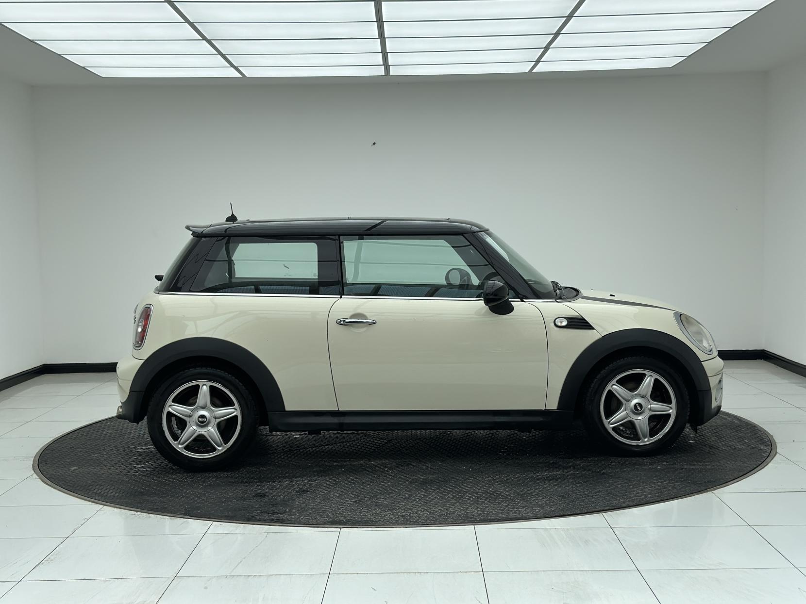 MINI Hatch 1.6 Cooper D Hatchback 3dr Diesel Manual Euro 4 (110 ps)