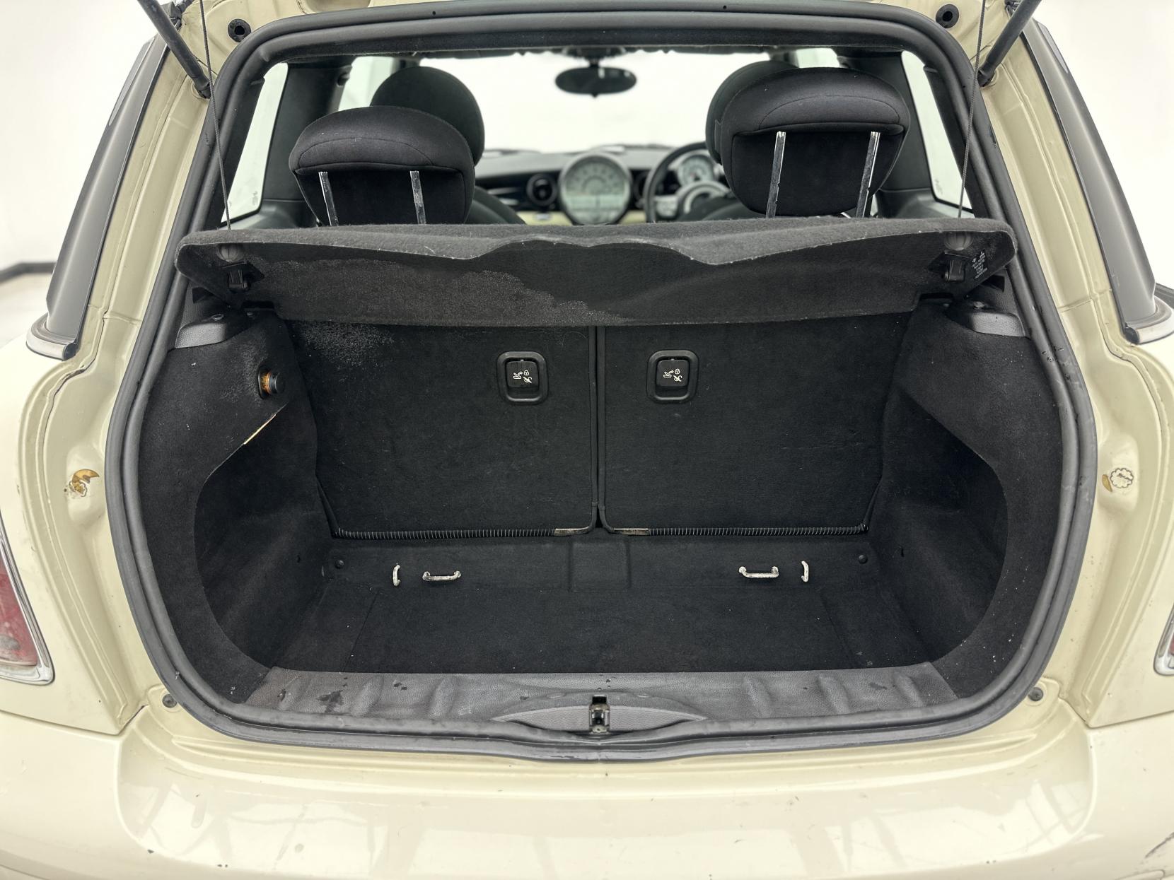 MINI Hatch 1.6 Cooper D Hatchback 3dr Diesel Manual Euro 4 (110 ps)