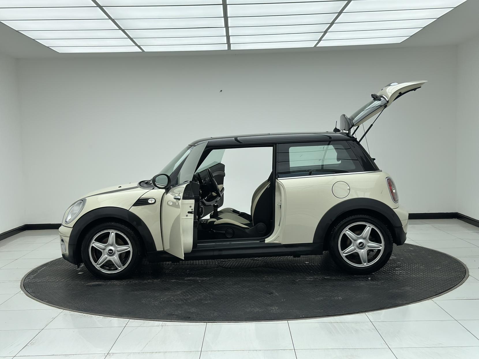 MINI Hatch 1.6 Cooper D Hatchback 3dr Diesel Manual Euro 4 (110 ps)