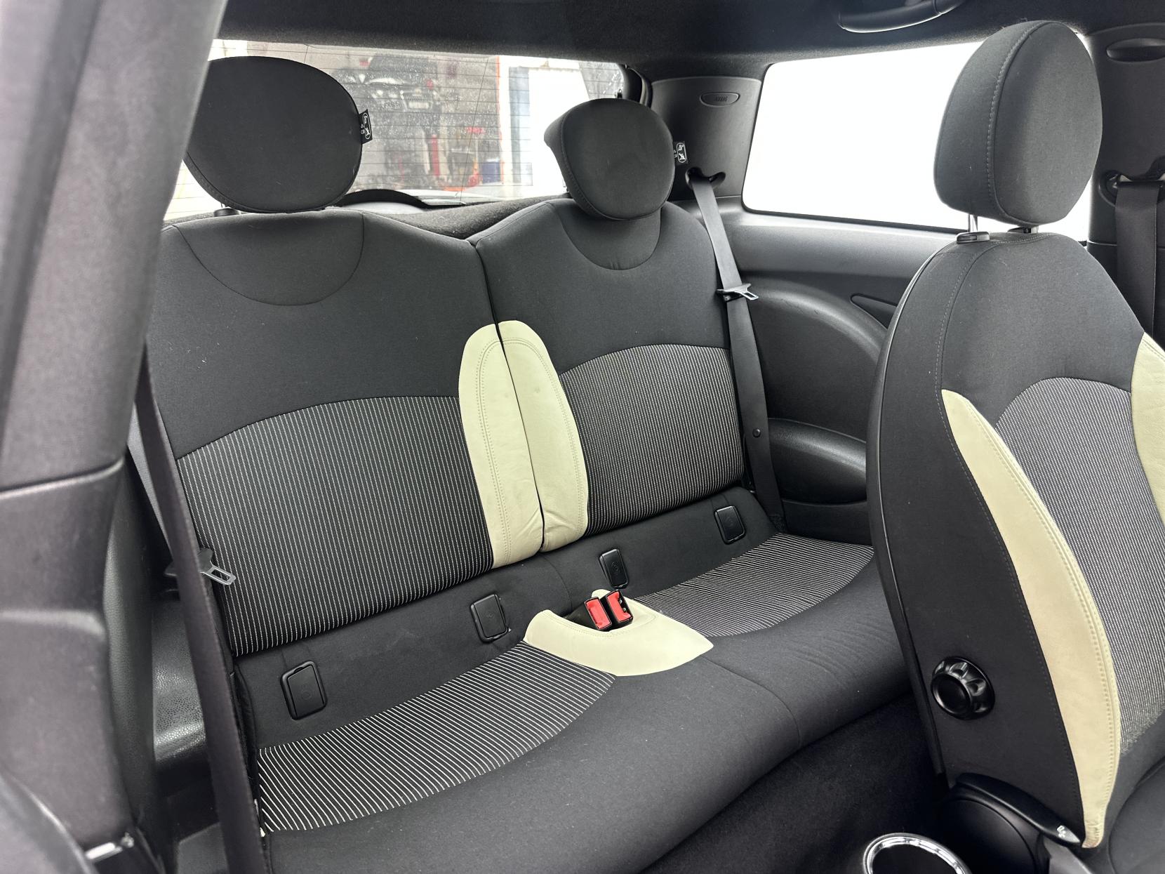 MINI Hatch 1.6 Cooper D Hatchback 3dr Diesel Manual Euro 4 (110 ps)