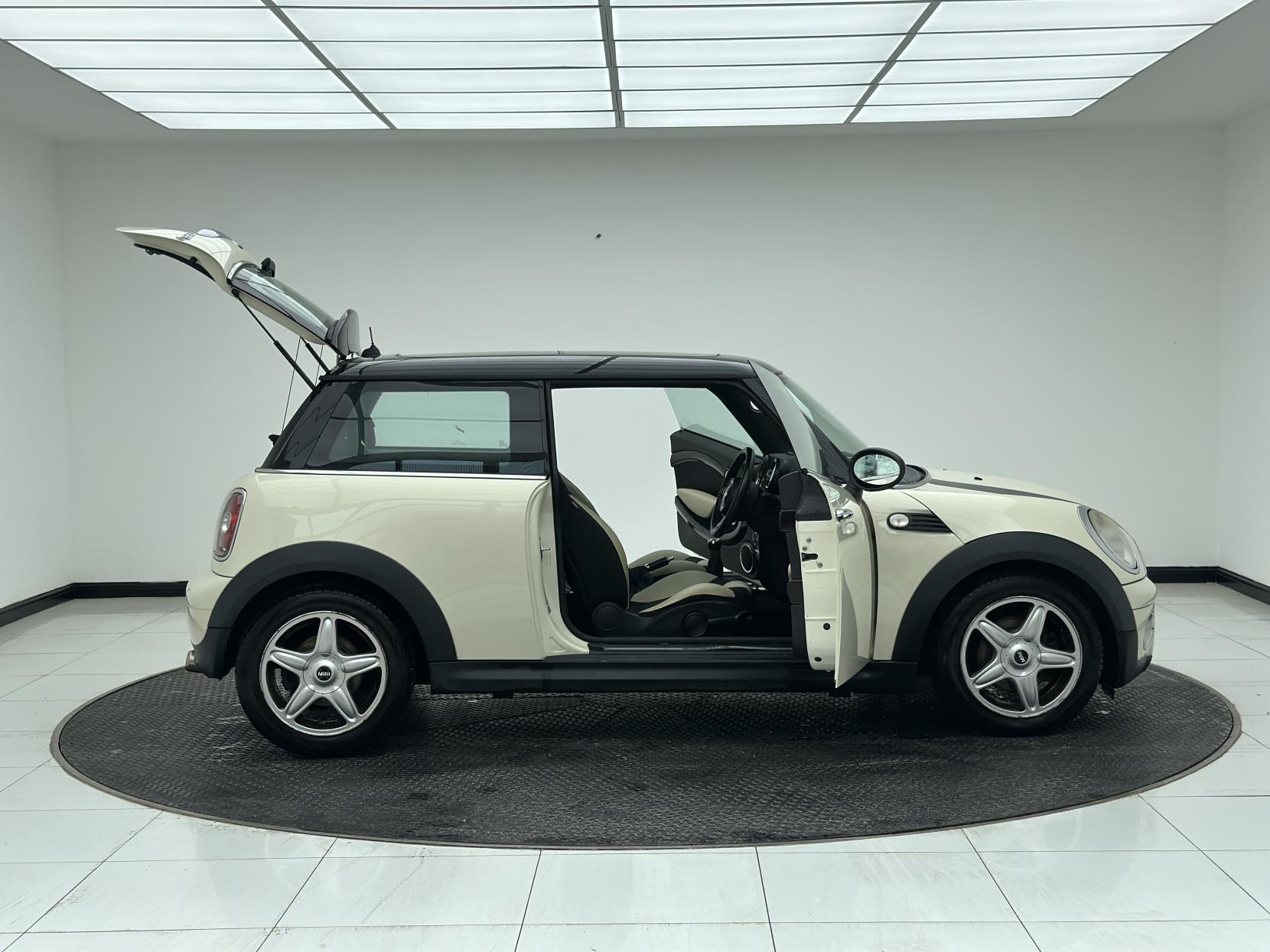 MINI Hatch 1.6 Cooper D Hatchback 3dr Diesel Manual Euro 4 (110 ps)