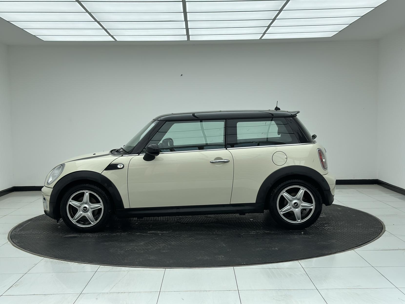 MINI Hatch 1.6 Cooper D Hatchback 3dr Diesel Manual Euro 4 (110 ps)