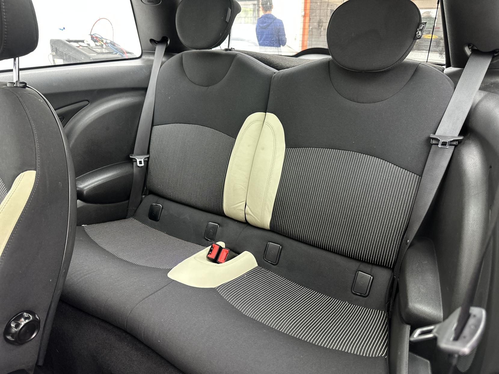 MINI Hatch 1.6 Cooper D Hatchback 3dr Diesel Manual Euro 4 (110 ps)
