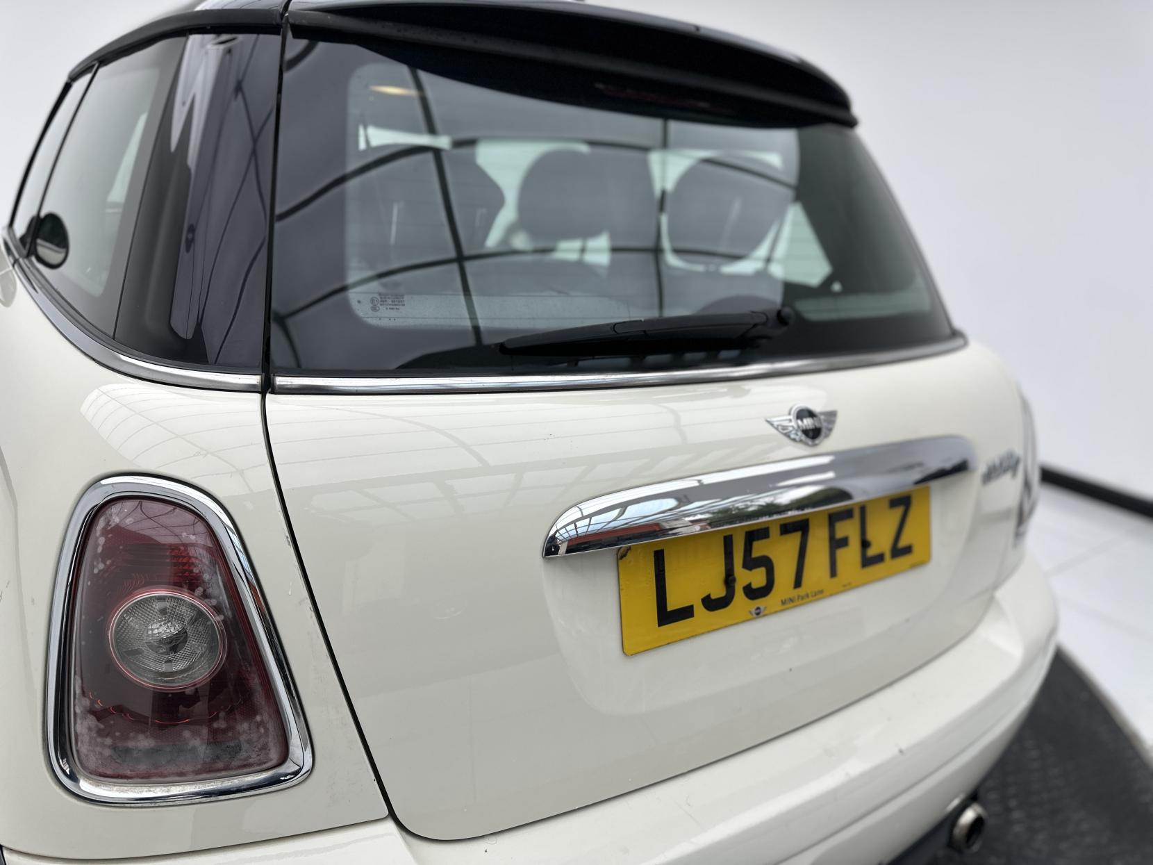 MINI Hatch 1.6 Cooper D Hatchback 3dr Diesel Manual Euro 4 (110 ps)