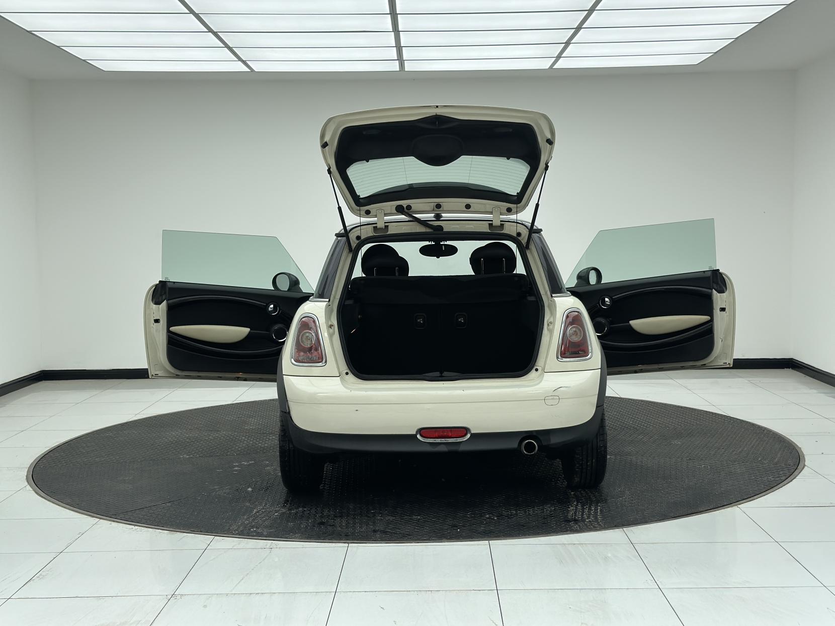 MINI Hatch 1.6 Cooper D Hatchback 3dr Diesel Manual Euro 4 (110 ps)