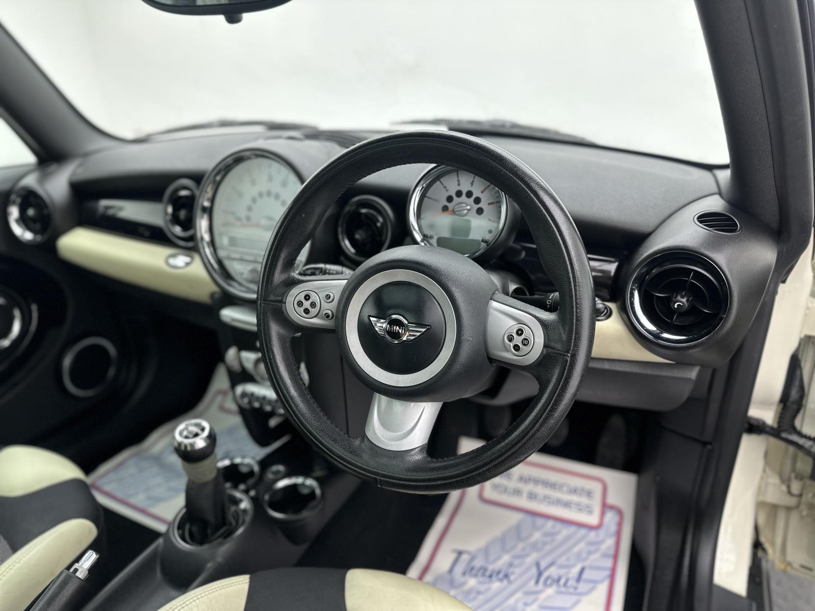 MINI Hatch 1.6 Cooper D Hatchback 3dr Diesel Manual Euro 4 (110 ps)