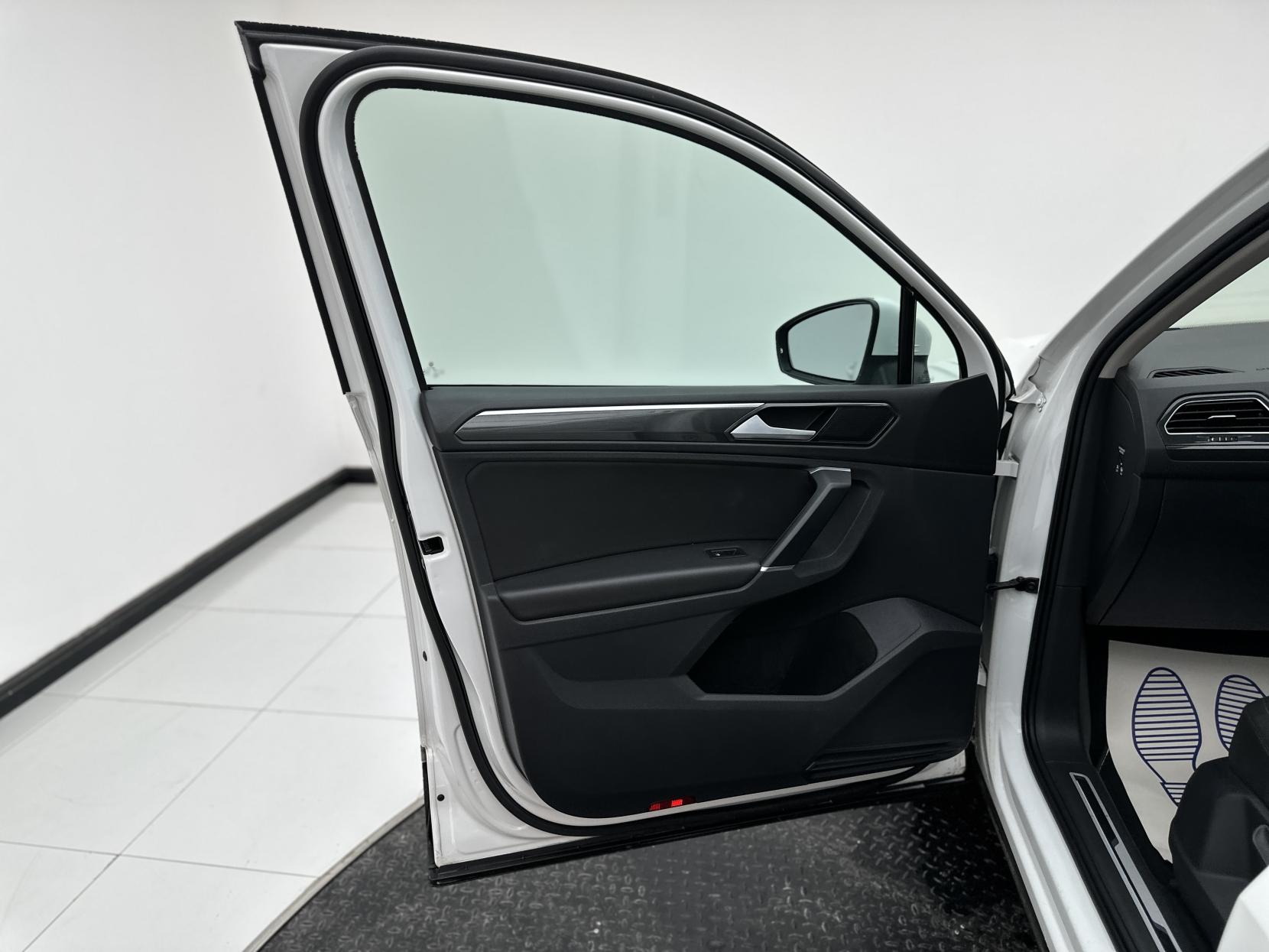 Volkswagen Tiguan 2.0 TDI SEL SUV 5dr Diesel DSG Euro 6 (s/s) (150 ps)