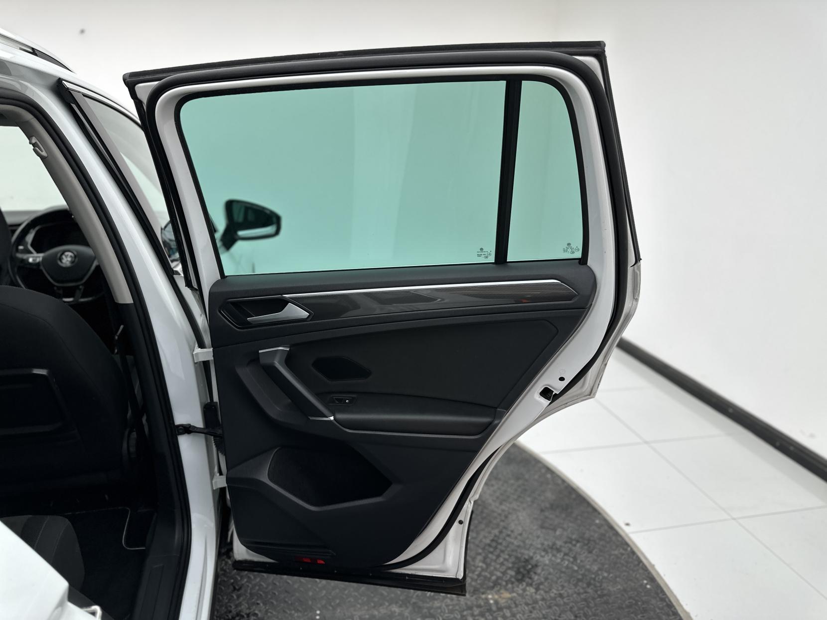 Volkswagen Tiguan 2.0 TDI SEL SUV 5dr Diesel DSG Euro 6 (s/s) (150 ps)