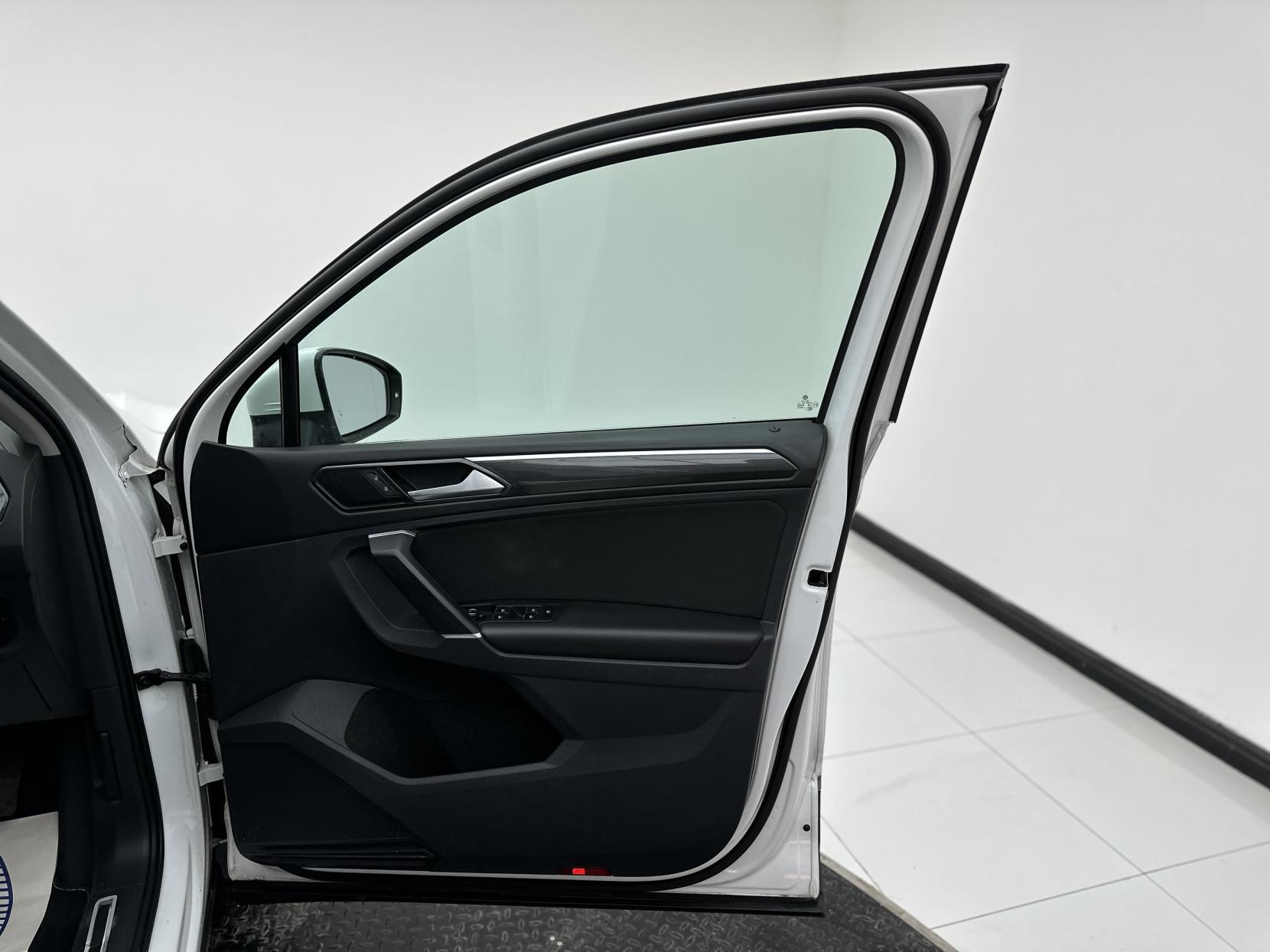 Volkswagen Tiguan 2.0 TDI SEL SUV 5dr Diesel DSG Euro 6 (s/s) (150 ps)