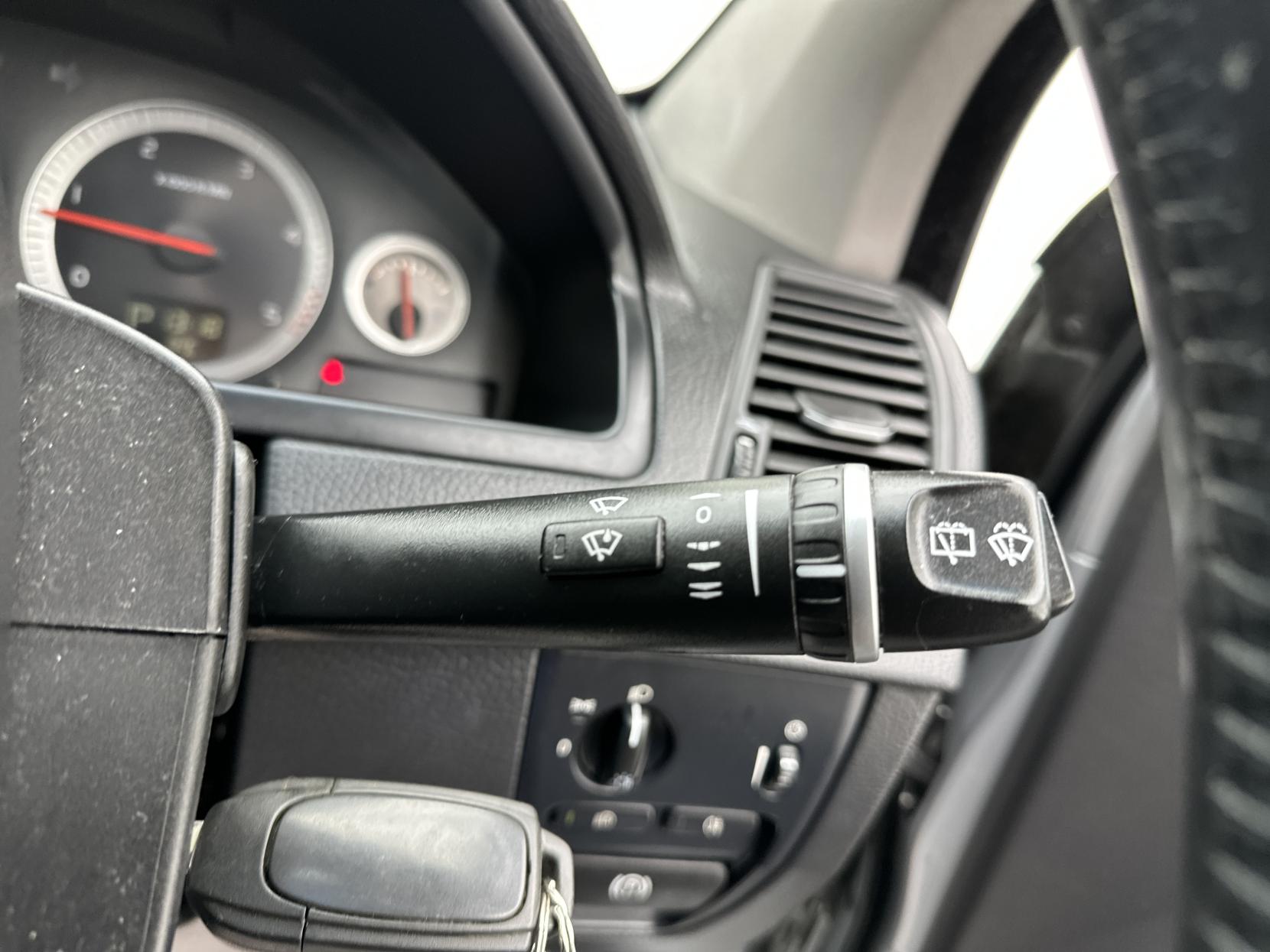 Volvo XC90 2.4 D5 SE Nav SUV 5dr Diesel Geartronic 4WD Euro 5 (200 ps)