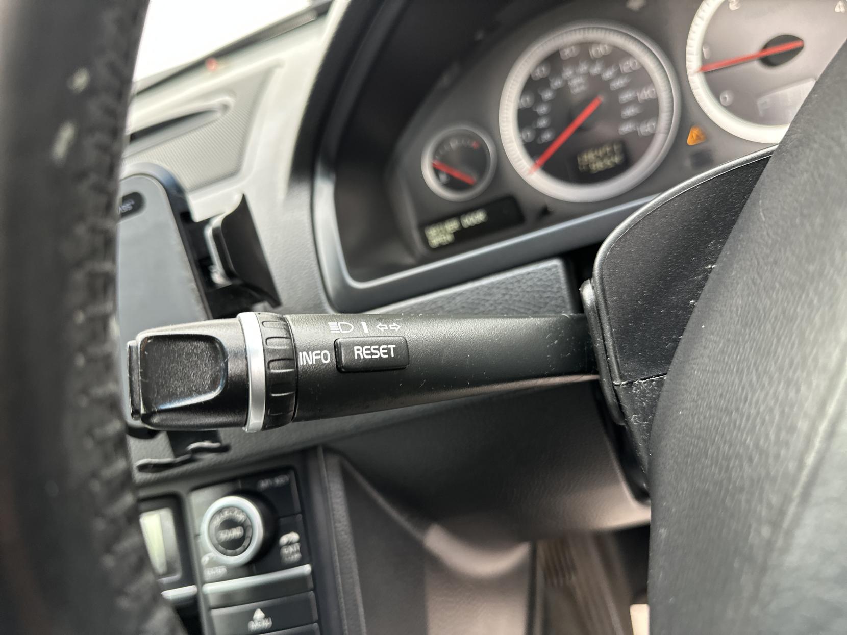 Volvo XC90 2.4 D5 SE Nav SUV 5dr Diesel Geartronic 4WD Euro 5 (200 ps)