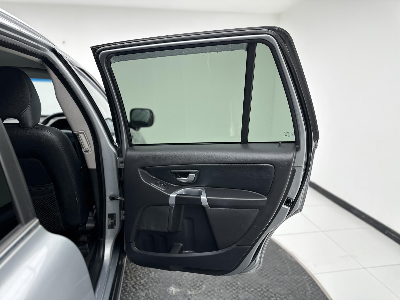 Volvo XC90 2.4 D5 SE Nav SUV 5dr Diesel Geartronic 4WD Euro 5 (200 ps)