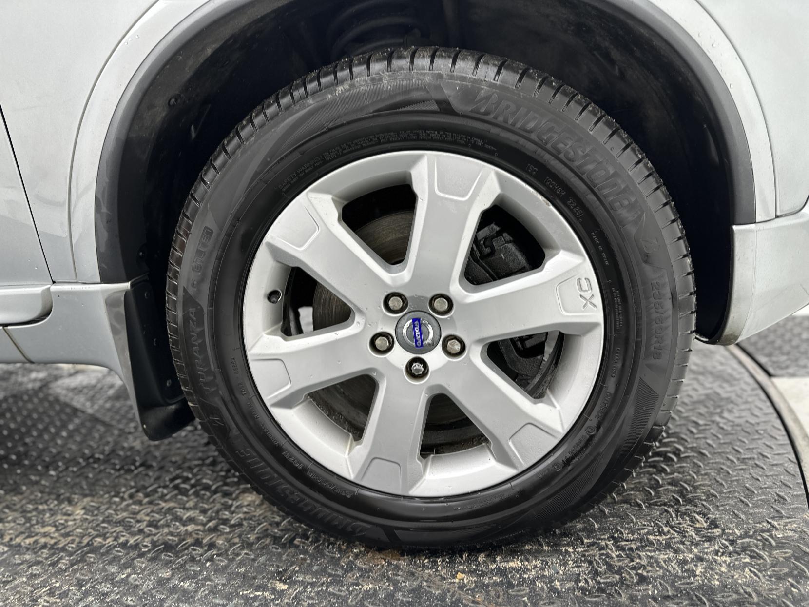 Volvo XC90 2.4 D5 SE Nav SUV 5dr Diesel Geartronic 4WD Euro 5 (200 ps)