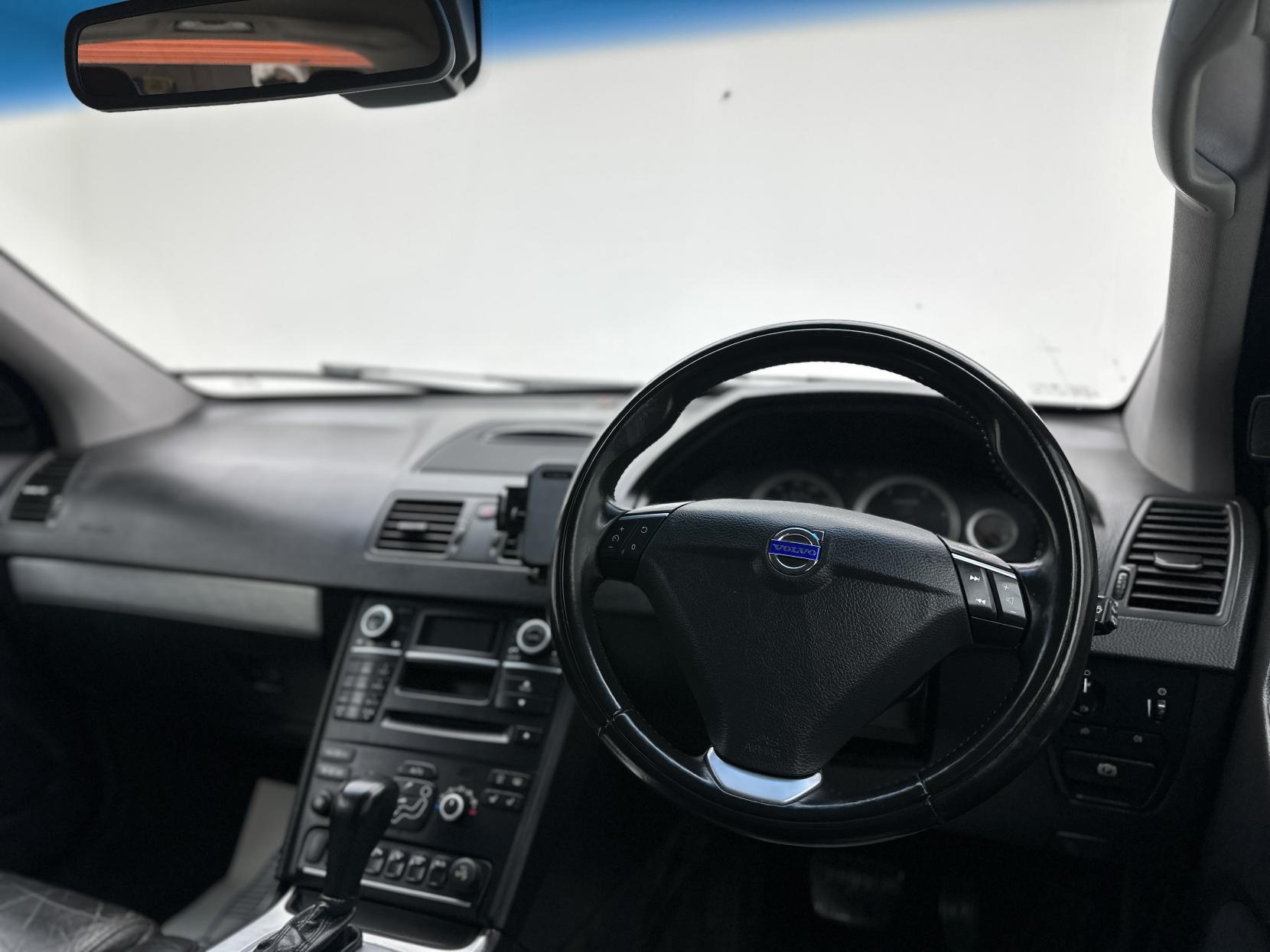 Volvo XC90 2.4 D5 SE Nav SUV 5dr Diesel Geartronic 4WD Euro 5 (200 ps)