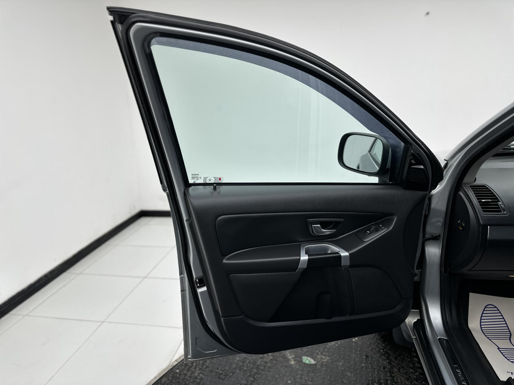 Volvo XC90 2.4 D5 SE Nav SUV 5dr Diesel Geartronic 4WD Euro 5 (200 ps)