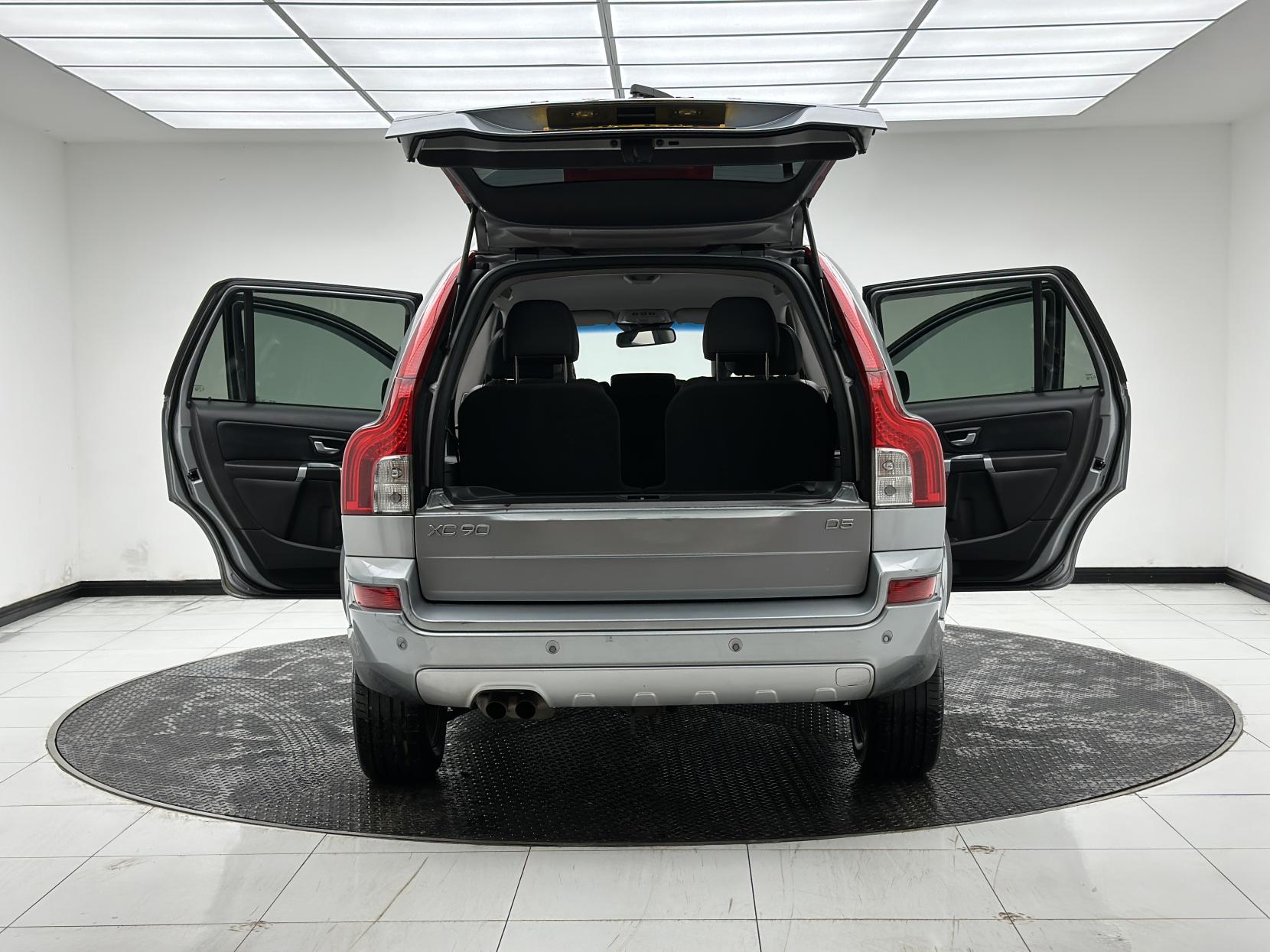 Volvo XC90 2.4 D5 SE Nav SUV 5dr Diesel Geartronic 4WD Euro 5 (200 ps)