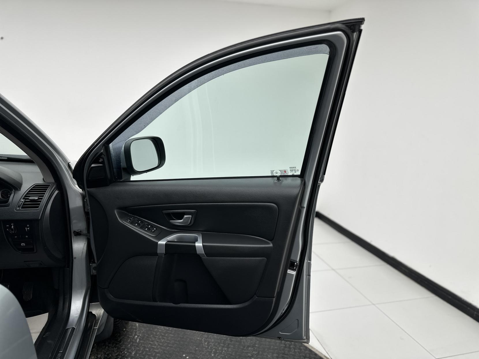 Volvo XC90 2.4 D5 SE Nav SUV 5dr Diesel Geartronic 4WD Euro 5 (200 ps)