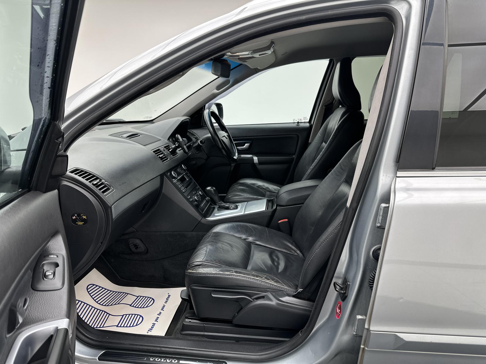 Volvo XC90 2.4 D5 SE Nav SUV 5dr Diesel Geartronic 4WD Euro 5 (200 ps)