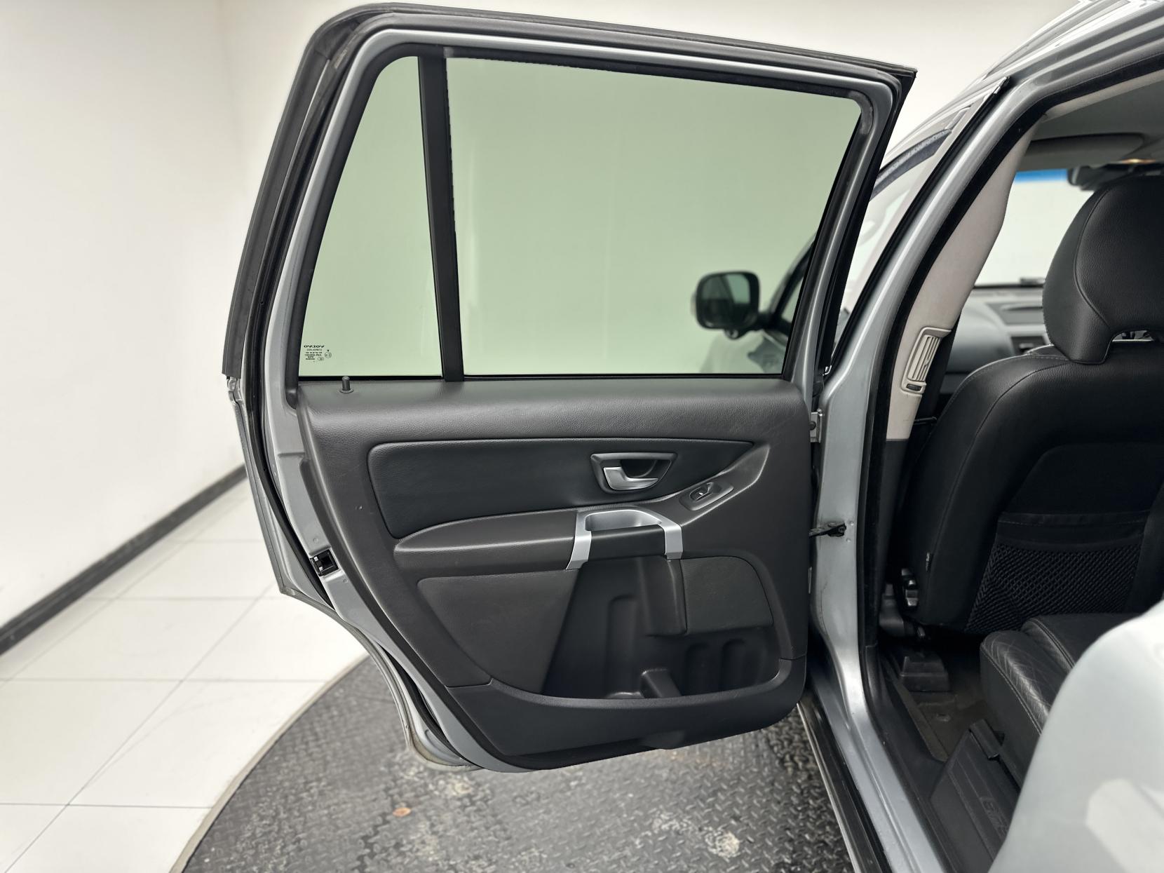 Volvo XC90 2.4 D5 SE Nav SUV 5dr Diesel Geartronic 4WD Euro 5 (200 ps)