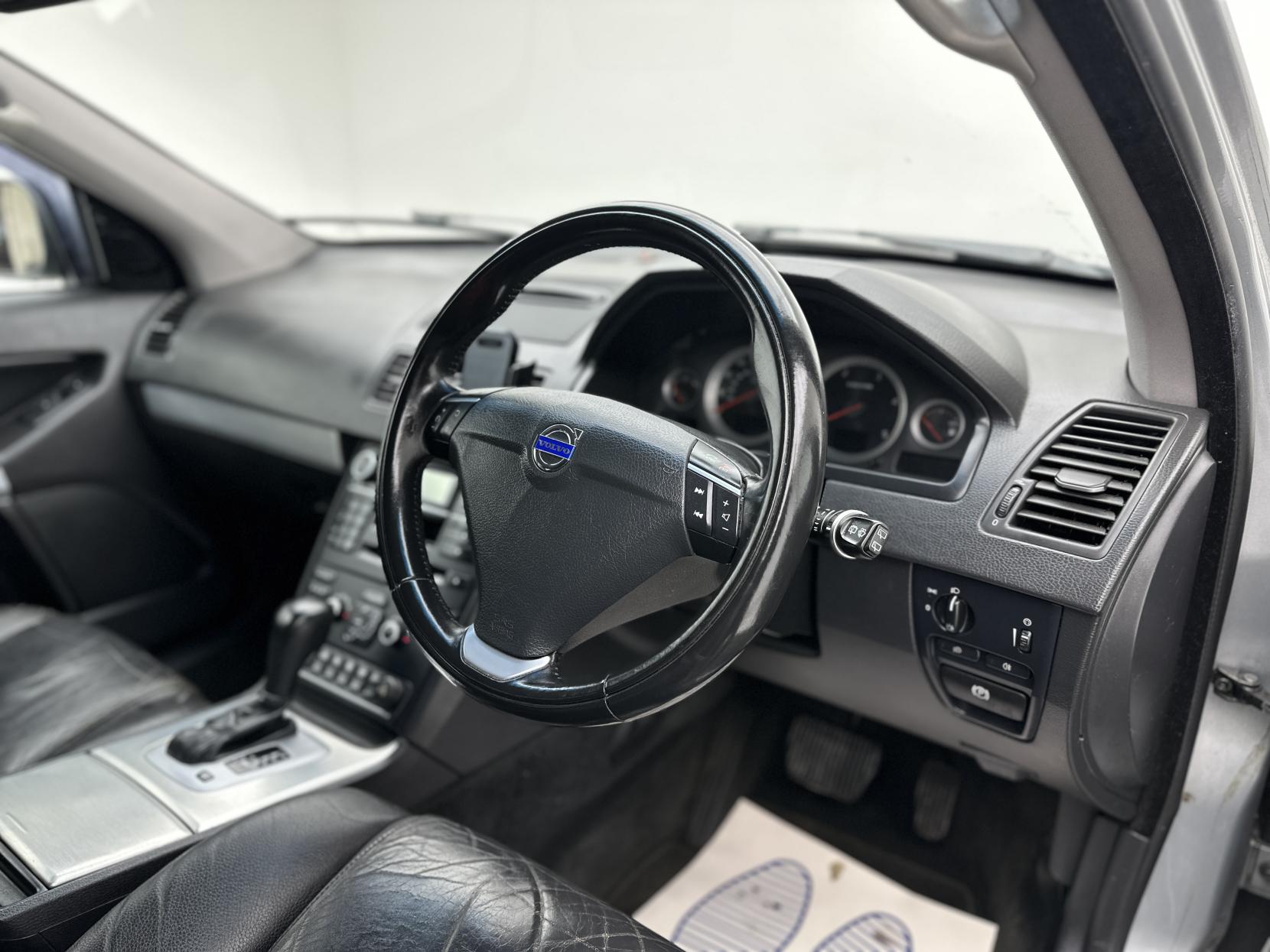 Volvo XC90 2.4 D5 SE Nav SUV 5dr Diesel Geartronic 4WD Euro 5 (200 ps)