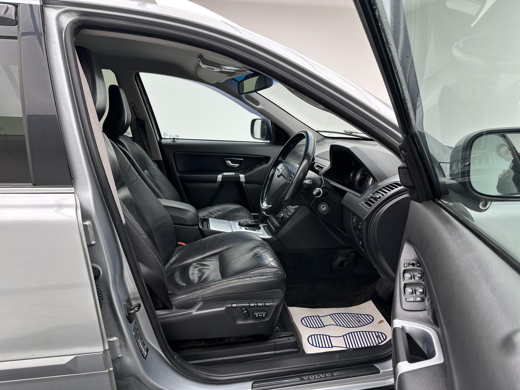 Volvo XC90 2.4 D5 SE Nav SUV 5dr Diesel Geartronic 4WD Euro 5 (200 ps)