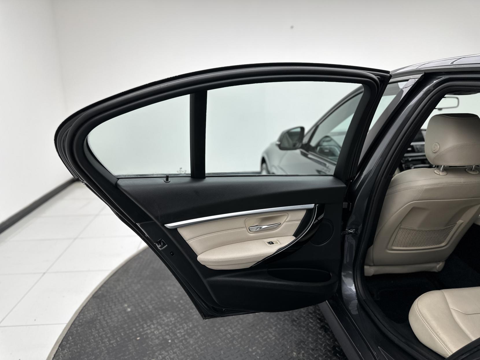 BMW 3 Series 2.0 330e 7.6kWh M Sport Saloon 4dr Petrol Plug-in Hybrid Auto Euro 6 (s/s) (252 ps)