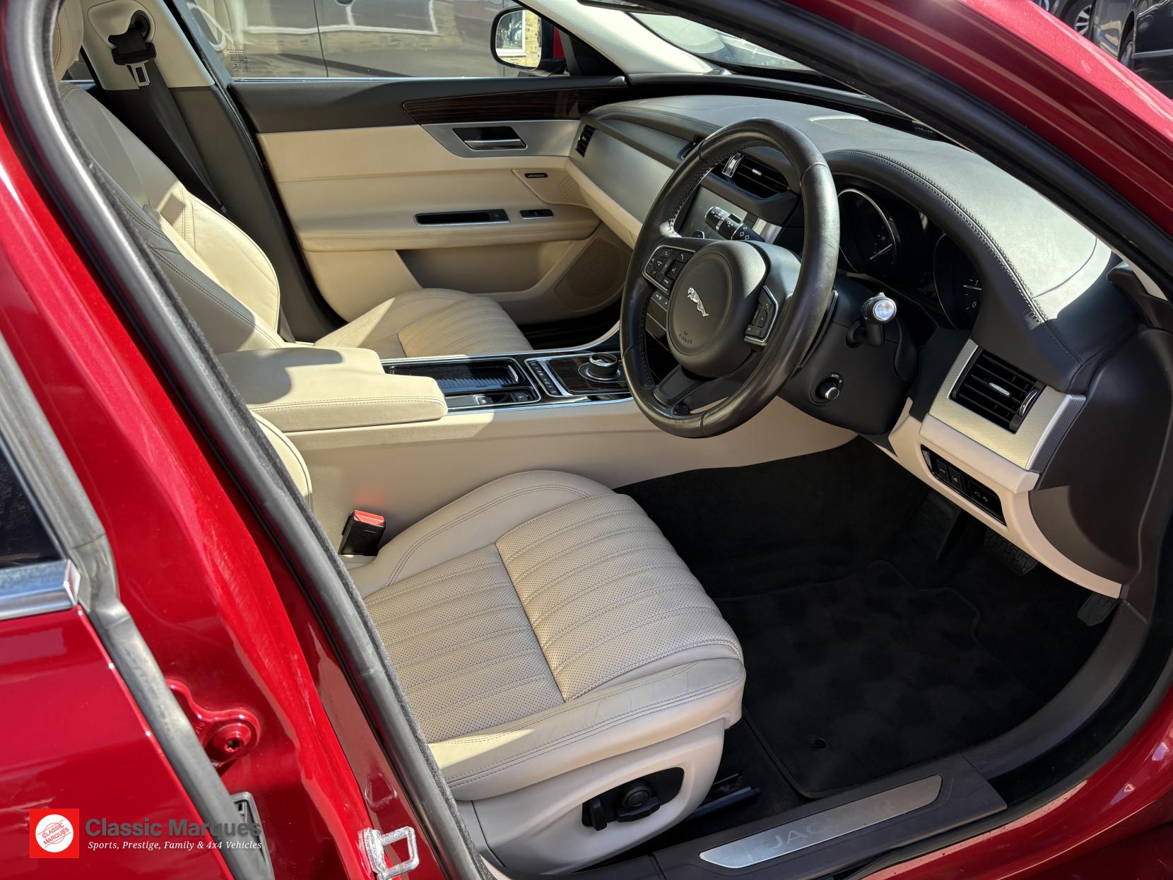 Jaguar XF 2.0d Portfolio Saloon 4dr Diesel Auto AWD Euro 6 (s/s) (180 ps)