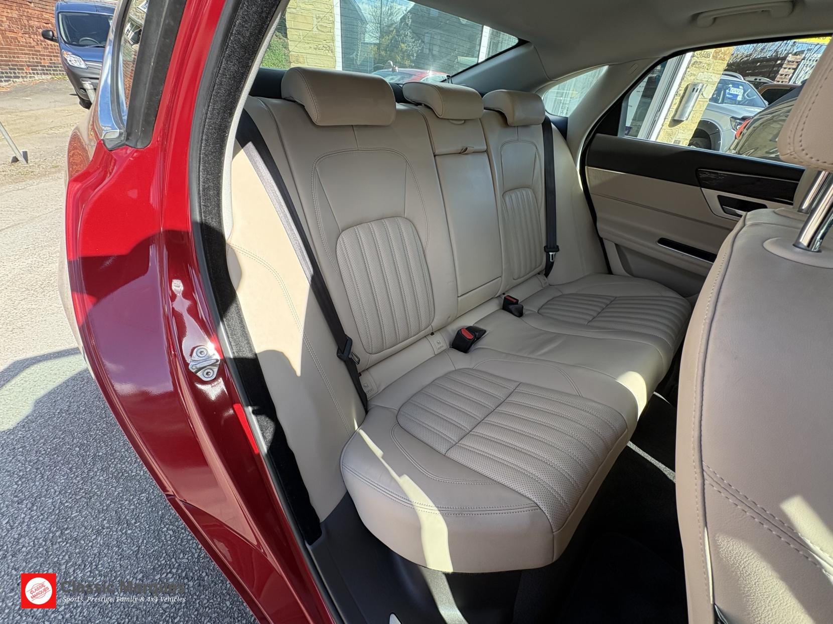 Jaguar XF 2.0d Portfolio Saloon 4dr Diesel Auto AWD Euro 6 (s/s) (180 ps)