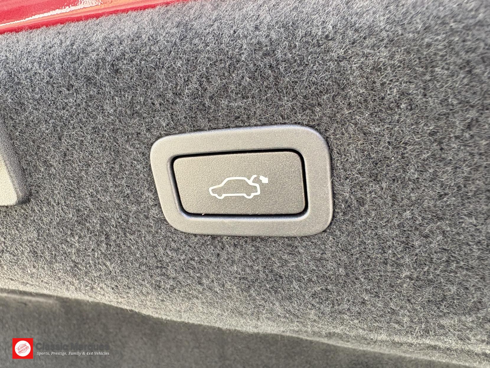 Jaguar XF 2.0d Portfolio Saloon 4dr Diesel Auto AWD Euro 6 (s/s) (180 ps)