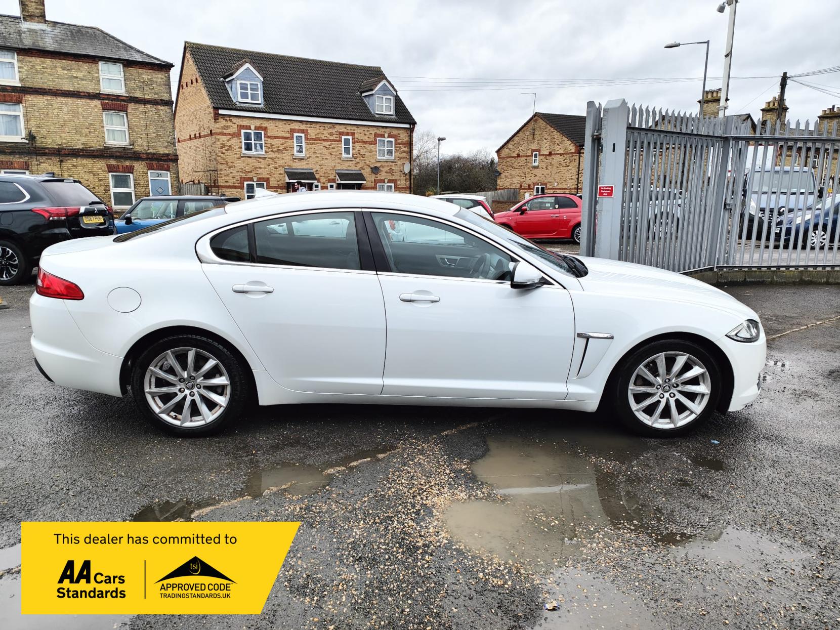 Jaguar XF 2.2d Luxury Saloon 4dr Diesel Auto Euro 5 (s/s) (200 ps)
