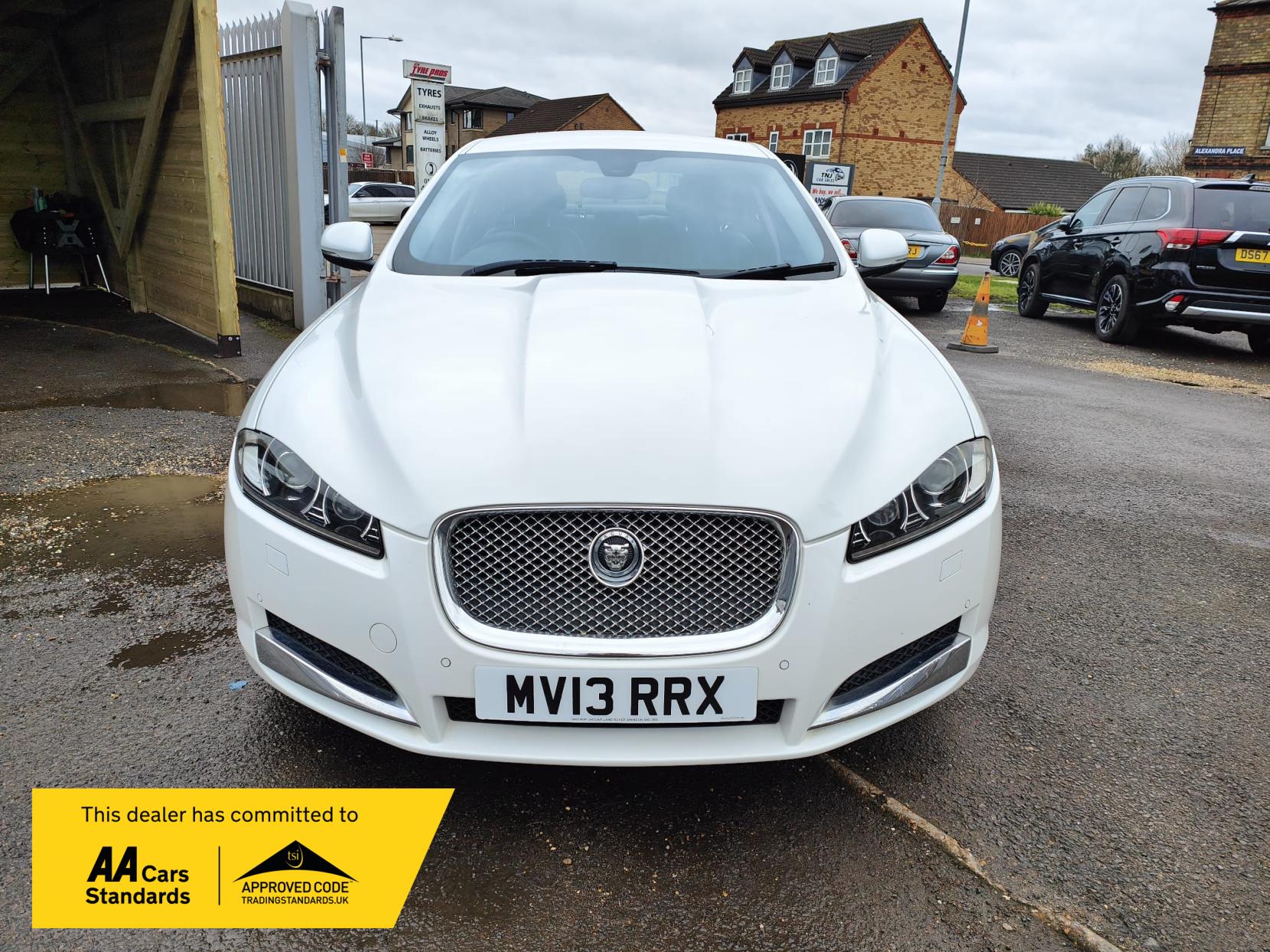 Jaguar XF 2.2d Luxury Saloon 4dr Diesel Auto Euro 5 (s/s) (200 ps)