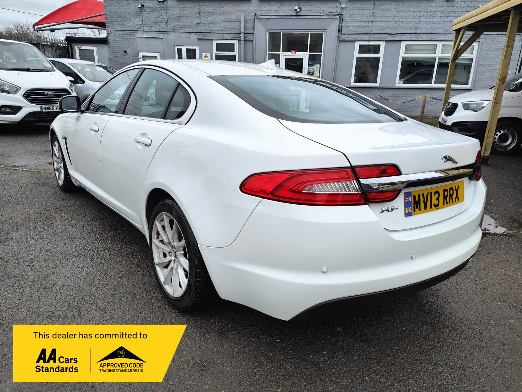 Jaguar XF 2.2d Luxury Saloon 4dr Diesel Auto Euro 5 (s/s) (200 ps)