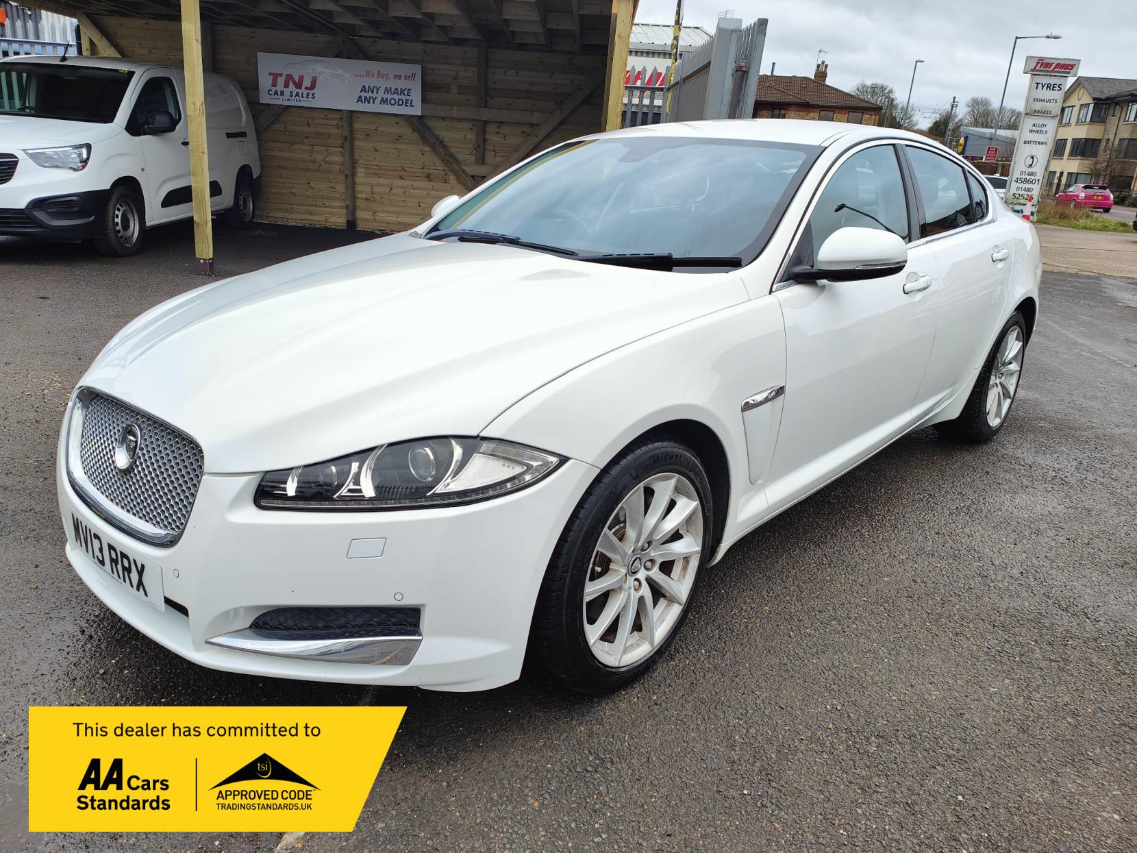 Jaguar XF 2.2d Luxury Saloon 4dr Diesel Auto Euro 5 (s/s) (200 ps)