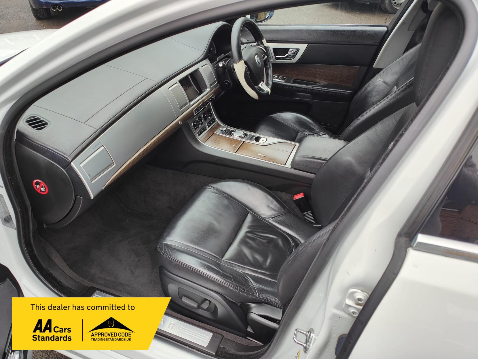 Jaguar XF 2.2d Luxury Saloon 4dr Diesel Auto Euro 5 (s/s) (200 ps)