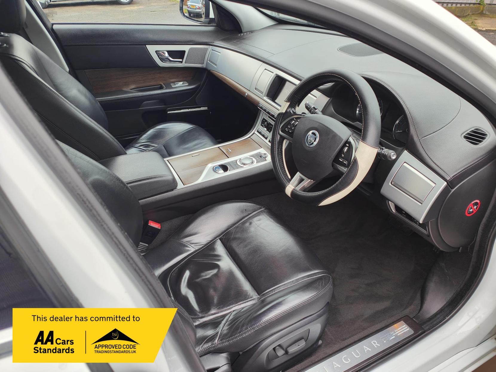 Jaguar XF 2.2d Luxury Saloon 4dr Diesel Auto Euro 5 (s/s) (200 ps)